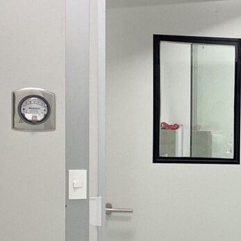 Vì sao nên mua đồng hồ chênh áp tại đơn vị chuyên thiết bị phòng sạch?