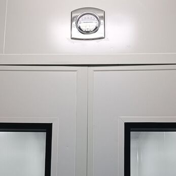 Mua đồng hồ đo chênh lệch áp suất cho phòng sạch dược phẩm cần lưu ý gì?