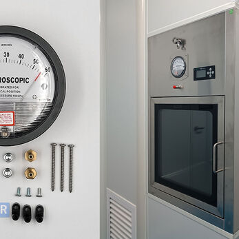 Đồng hồ chênh lệch áp suất cho phòng sạch ISO Class 5