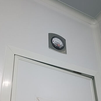 Chênh áp phòng giảm khi hệ thống chuyển sang chế độ ban đêm
