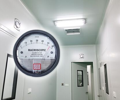 Unit supplying differential pressure gauges for controlling the pressure of cosmetic weighing rooms