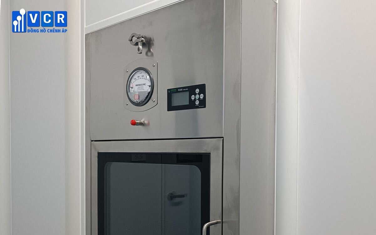 Đồng hồ chênh áp lắp đặt trên pass box