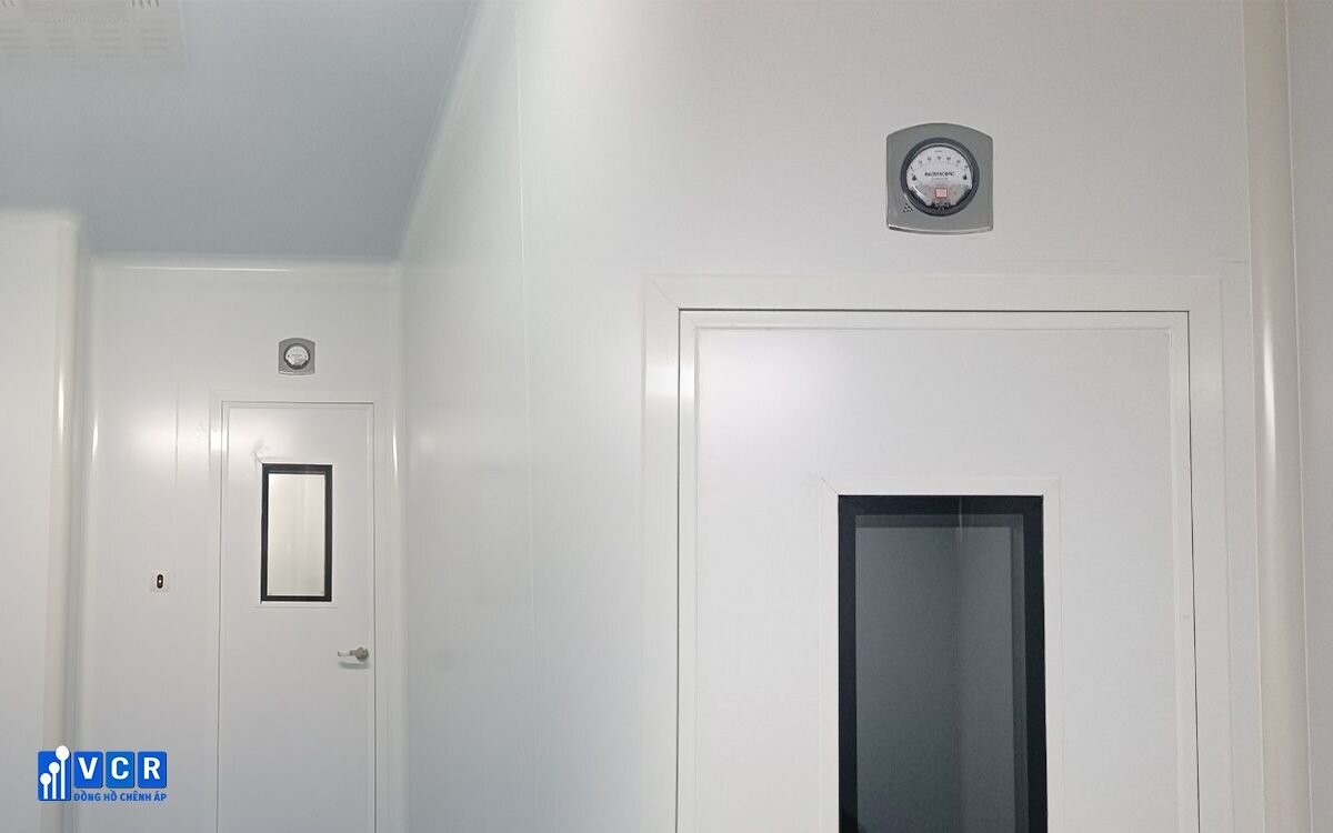 differential pressure gauge in cleanroom