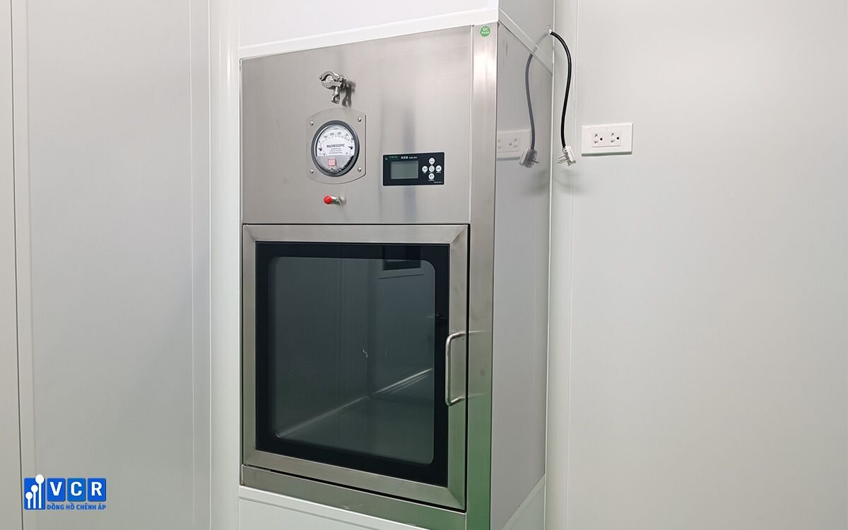 Differential Pressure Gauge in Pass Box