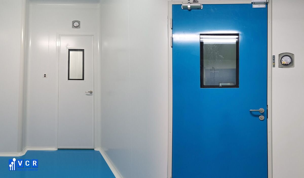 Differential Pressure Gauge in Positive Cleanroom