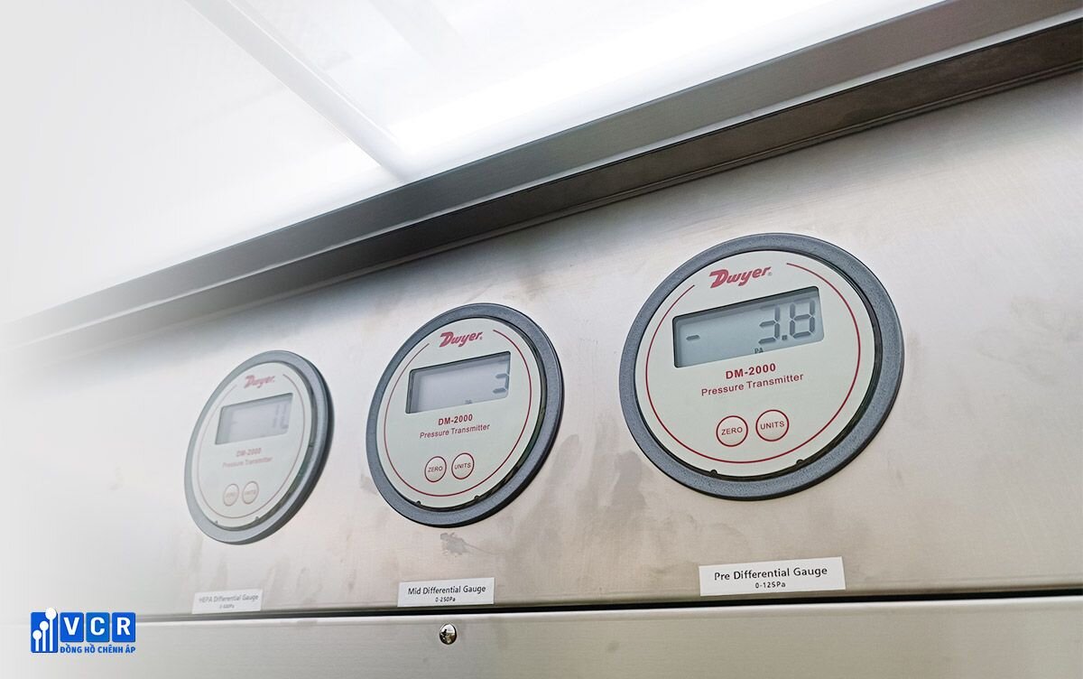 Digital Pressure Gauge in Downflow Booth