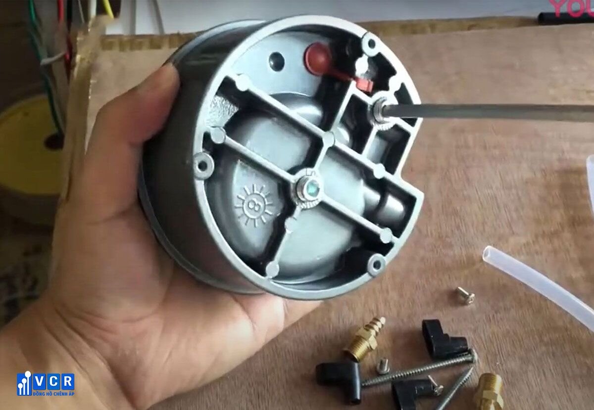 Step 1 of Installation differential pressure gauge
