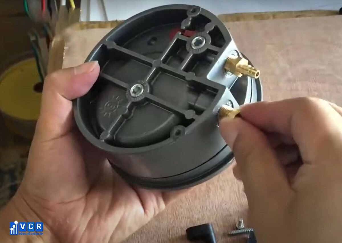Step 2 of Installation differential pressure gauge