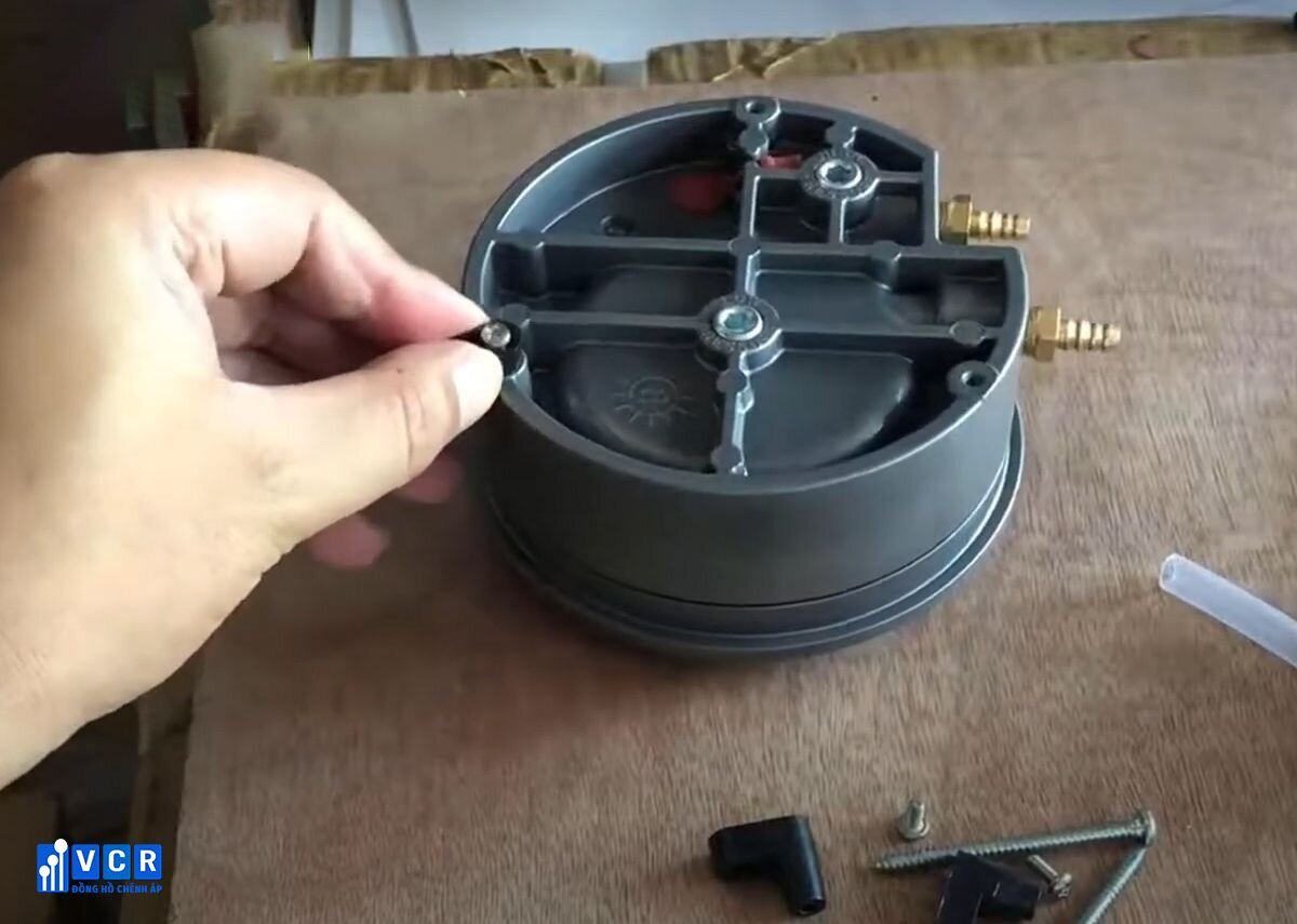 Step 3 of Installation differential pressure gauge