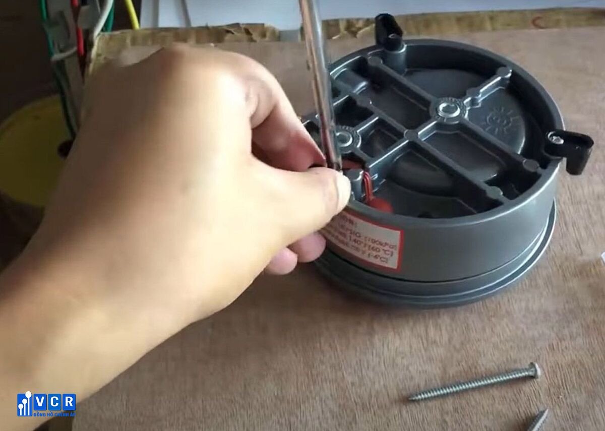 Step 4 of Installation differential pressure gauge