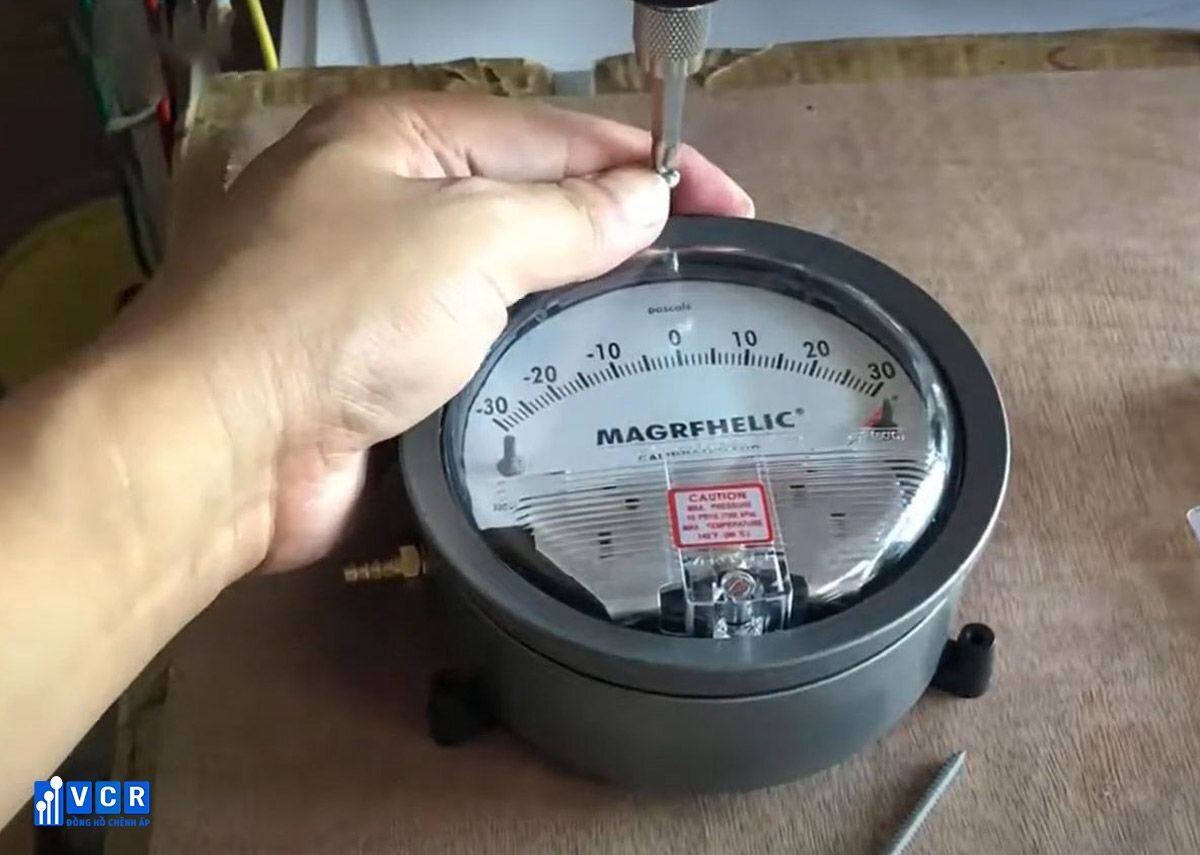 Step 5 of Installation differential pressure gauge
