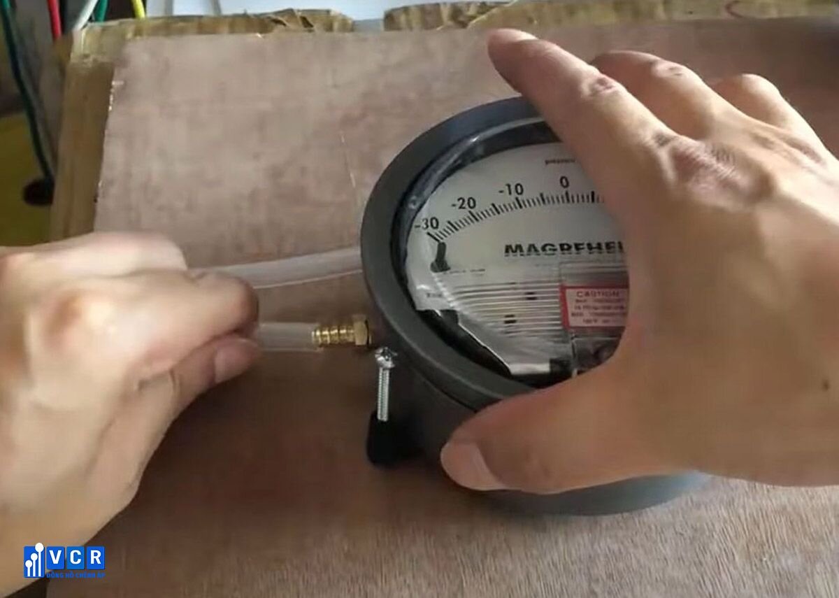 Step 6 of Installation differential pressure gauge